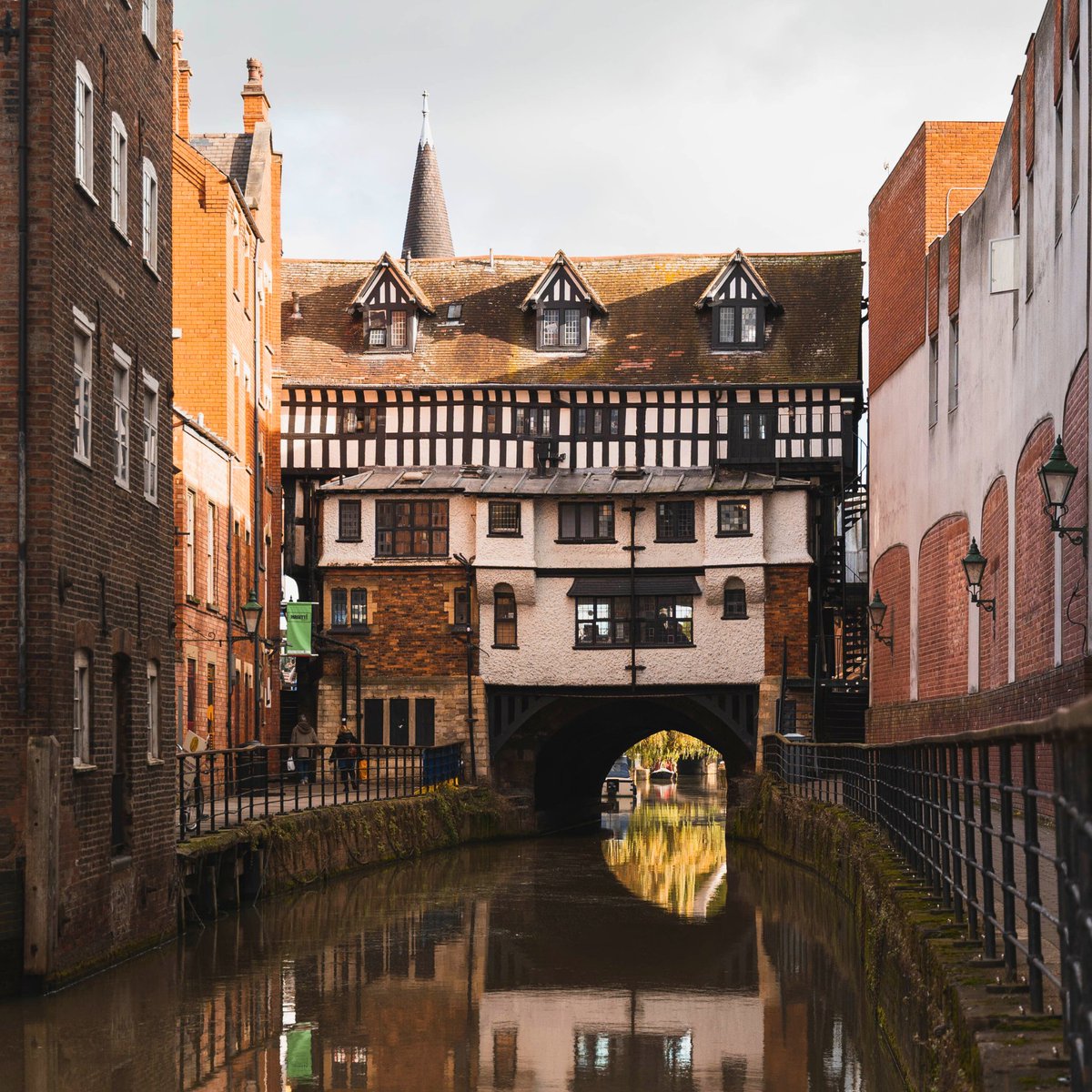 Ahead of the #FestivalofHistory in May, we'll be sharing some of Lincoln's heritage highlights. First up, is the iconic High Bridge! Built in around 1160AD, this is one of the oldest bridges in England. Now home to @StokesCoffee, the building atop the bridge dates back to 1540.