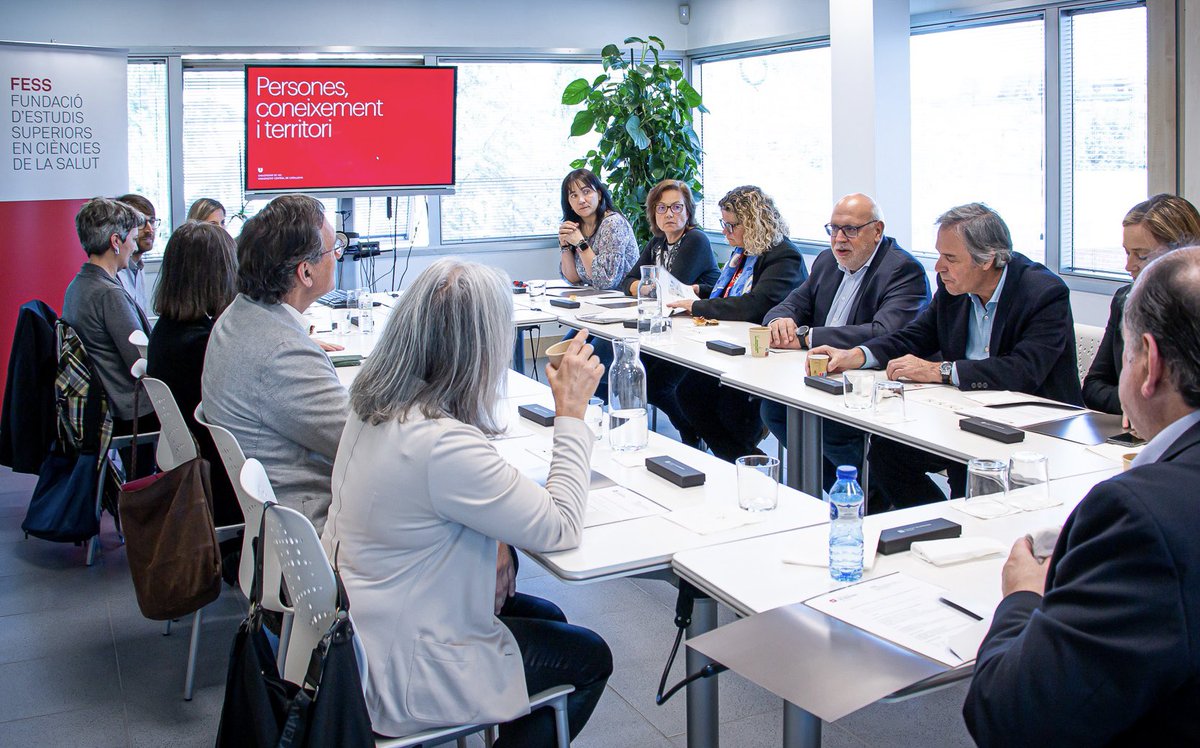 Representants de la Direcció General d'Universitats de la @gencat visiten l’ampliació dels espais de la Facultat de #Medicina de la @uvic_ucc.

➡️ L’Audiolab, el laboratori de preclínica Odontològica i aules noves conformen un total de 1.500m2  per a la docència i la recerca.