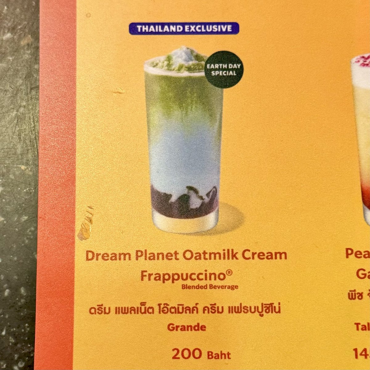 foodblogbkk's tweet photo. เมนูใหม่สตาร์บัคส์มีขายแค่ที่ไทย! เ��รื่องดื่มคอนเซ็ปต์โลก🌍 ของจริงสีสวยมาก แต่ต้องรีบถ่ายนะ น้องรวมกันไวสุดๆ🥹 ด้านล่างจะเป็นเจลลี่ชาเอิร์ลเกรย์ ราดด้วยนมโอ๊ตปั่นผสมกับน้ำเชื่อมอัญชัน จากนั้นก็ท็อปด้วยช็อตชาเขียว รสชาติเบาๆฟีลกินนมปั่น @aroii https://t.co/cYunb9TD0C