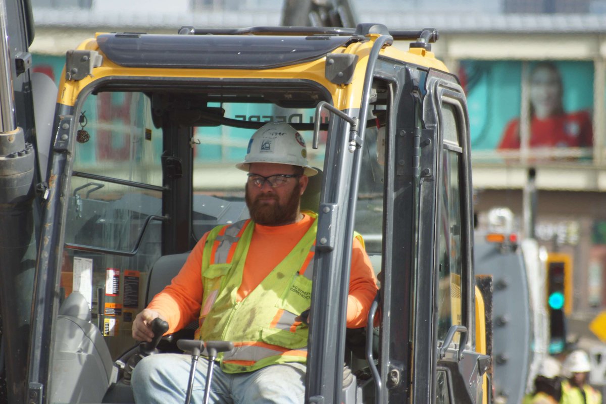 #BuildKCSC crews have family & friends who want them to come home safely from work. We all play a part in making sure that happens by staying alert & driving responsibly near #kcstreetcar Main St. Ext. construction. 🦺 @kcstreetcar @KansasCity @RideKCTransit #NWZAW #Ridein2025