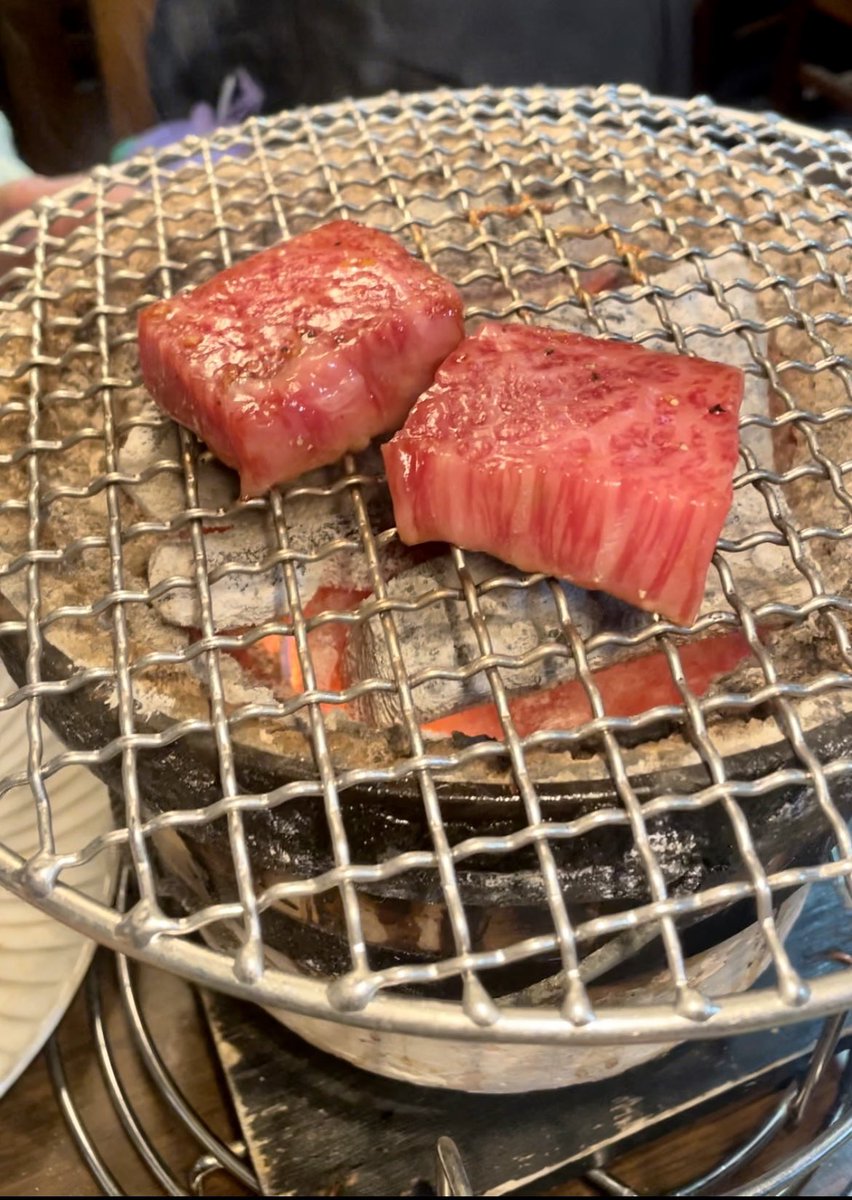 layla8964's tweet photo. 日女朋友马上就要被外派到伦敦去啦，为她饯别一起来吃A5和牛。
饱餐美酒一顿后走在路上我问：
这世界上有比和牛更好吃的牛吗？
她不假思索语气认真肯定几乎是秒答：
没有！
🤣🤣
希望她能尽情享受她今后平日在英国工作、周末游行欧洲各地的快乐单女之行~👏 https://t.co/HDJUWsUH5p