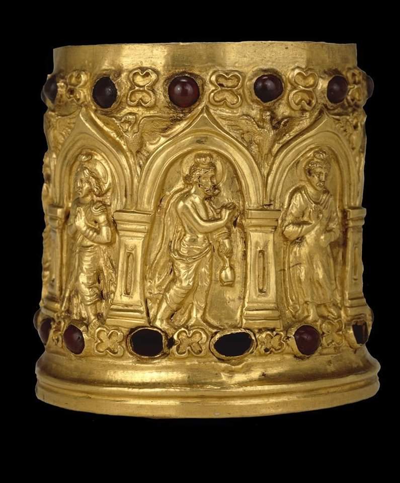 El Relicario de Bimaran, un cofre relicario de oro y granates para reliquias budistas que se encontró dentro de la stupa N.º.2 en Bimaran a 11 km de Jalalabad en el este de Afganistán. Fechado en torno al siglo I d.C. y se conserva en el Museo Británico.