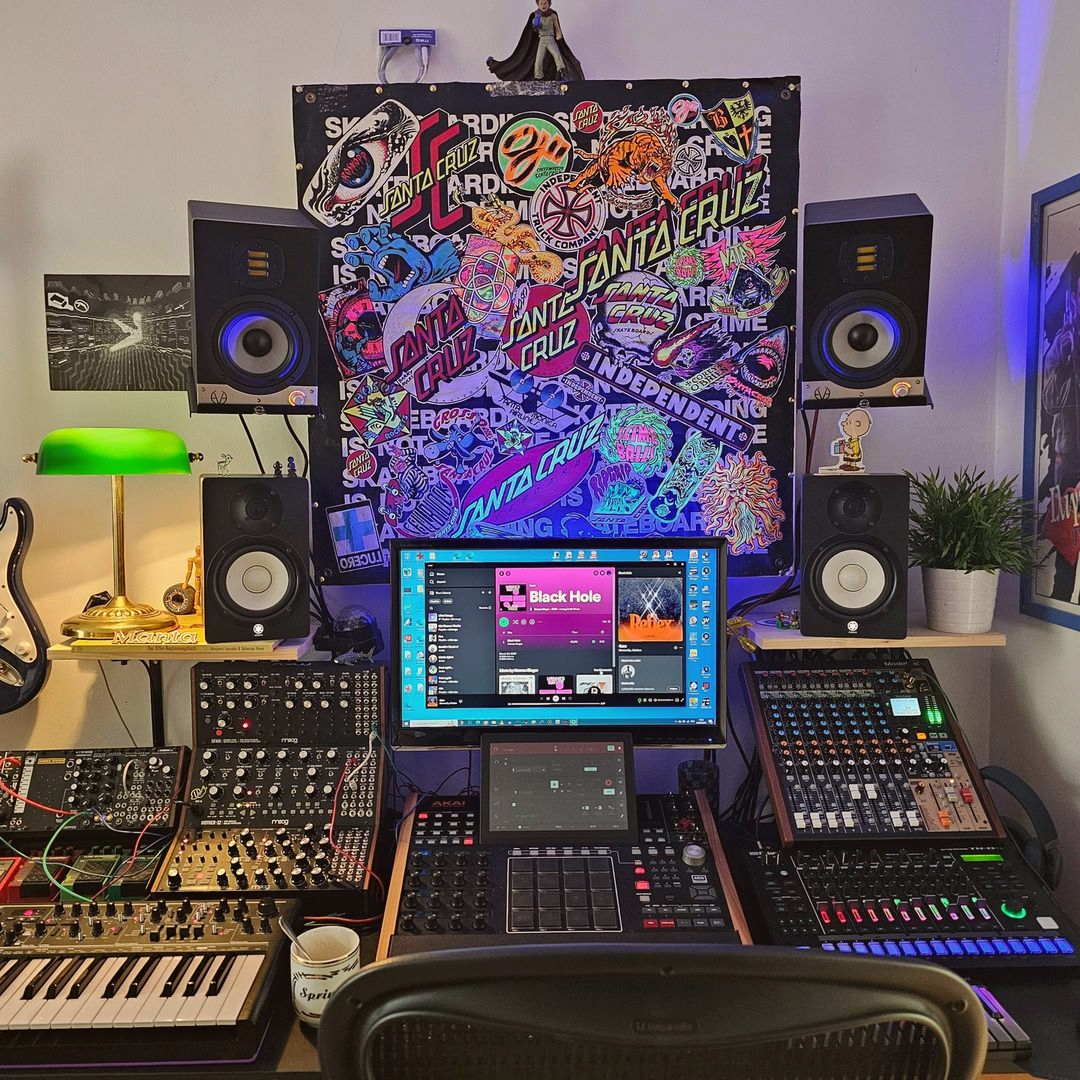 EveAudio's tweet photo. 🔥🔊 New SC205 in the studio of music producer and audio engineer @__dddesign__: "Testing my new Studio Monitors (...) sounds great in the lower end." 🙌
#eveaudio #studiomonitors #SC205 #studiogear #musicstudio #music #producer https://t.co/d0tEEG9R20