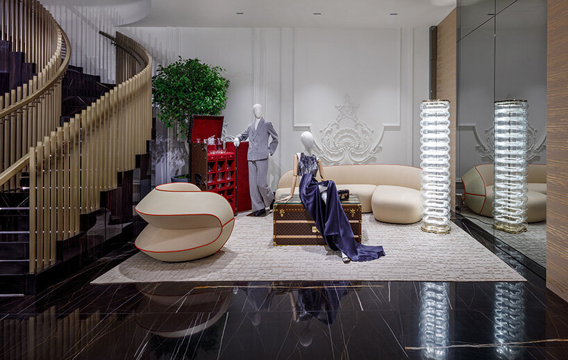 TNInteriors_'s tweet photo. @LouisVuitton takes over new york townhouse with glittering exhibition 'crafting dreams'.

Louis Vuitton takes over a Park Avenue townhouse in New York City with Crafting Dreams, an exhibition s…

Check out the full story 👉 https://t.co/ELBatpQ3i4 (@designboom)

#interiordesign https://t.co/lkRCbx5jQP