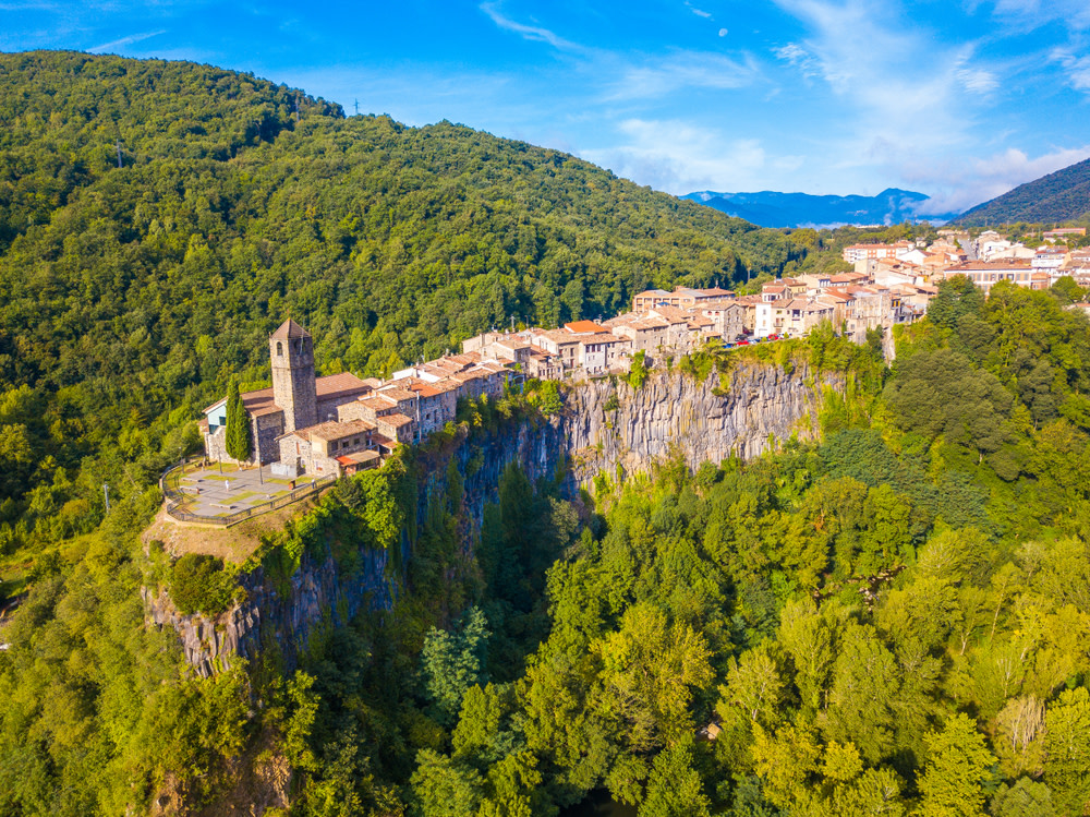 Ready to find a different side of Spain beyond the tourist hotspots? Whether it's your first time or a return visit, uncover hidden gems off the beaten track with these unique travel ideas. 🗺️🌿 👉 tinyurl.com/8zp3aex #VisitSpain #SpainUnknown @visiteurope