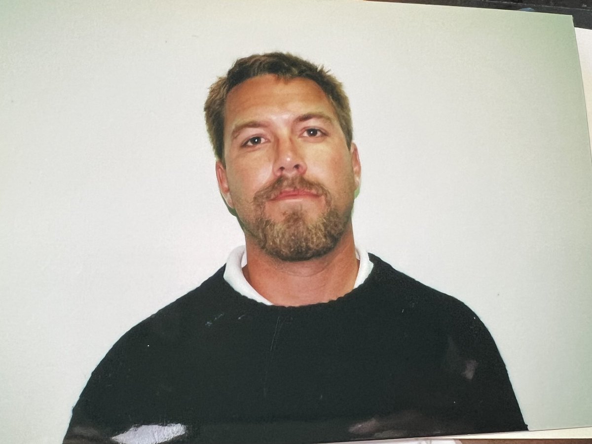 21 years ago today #ScottPeterson was arrested for the murders of his pregnant wife #LaciPeterson & their unborn son.  Last year former #Modesto Police Detective Al Brocchini shared his personal photos of the arrest with/me & said he still firmly believes they cuffed the right