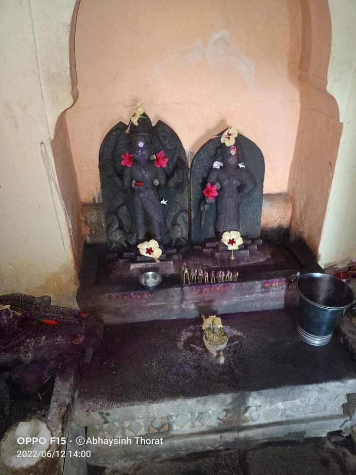Rajapitamaha's tweet photo. Samadhi of Senakhaskhel Shrimant Yashwantrao Subhanji Thorat and his Wife Akhanda Saubhagyawati Godabai Thorat, Aapti, Panhala, Kolhapur. 

Source: Abhaysinh Thorat. https://t.co/gFATWDfR8F