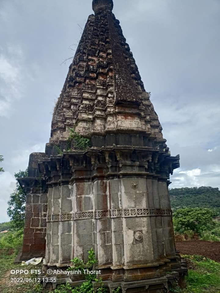 Rajapitamaha's tweet photo. Samadhi of Senakhaskhel Shrimant Yashwantrao Subhanji Thorat and his Wife Akhanda Saubhagyawati Godabai Thorat, Aapti, Panhala, Kolhapur. 

Source: Abhaysinh Thorat. https://t.co/gFATWDfR8F