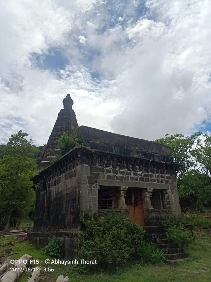 Rajapitamaha's tweet photo. Samadhi of Senakhaskhel Shrimant Yashwantrao Subhanji Thorat and his Wife Akhanda Saubhagyawati Godabai Thorat, Aapti, Panhala, Kolhapur. 

Source: Abhaysinh Thorat. https://t.co/gFATWDfR8F