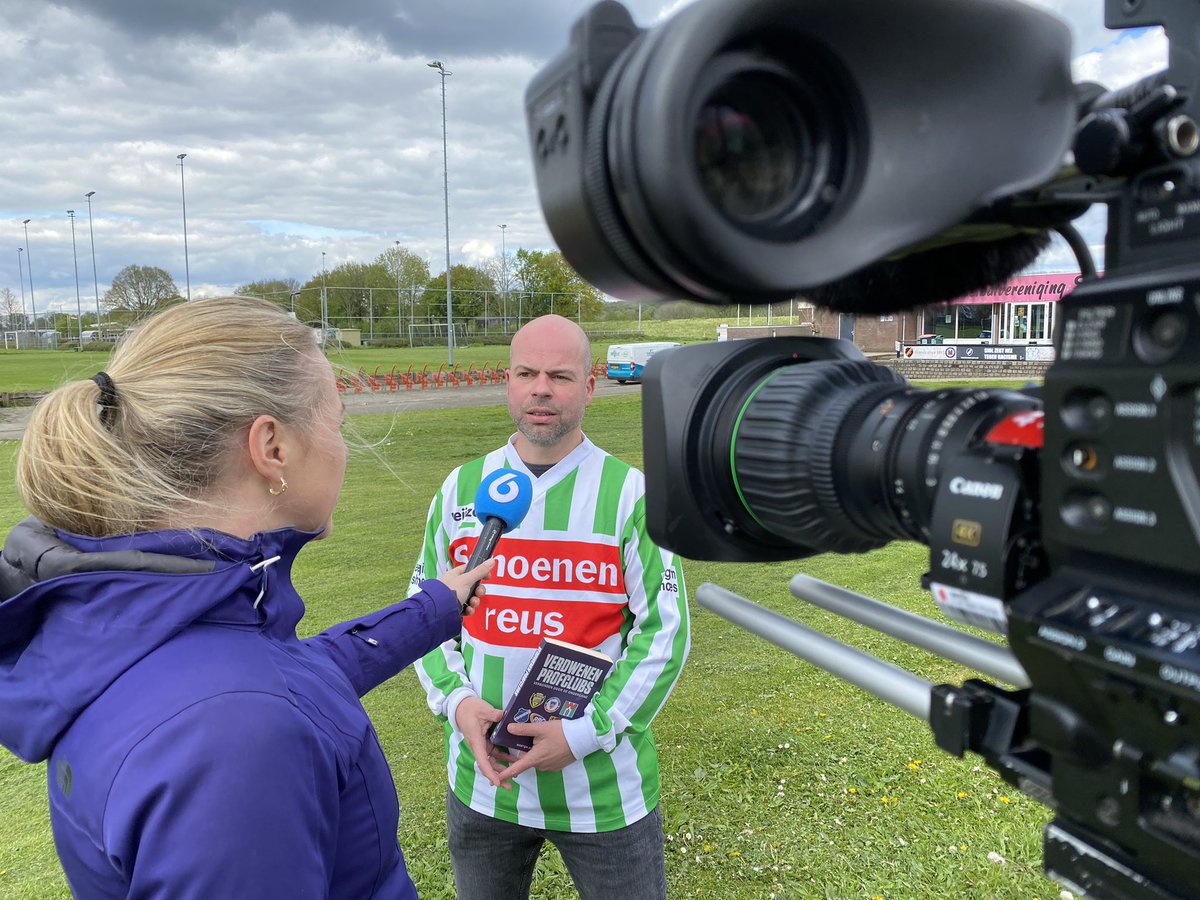 MartijnSchwill's tweet image. Zojuist door @HartvNL geïnterviewd over de benefietacties en de financiële situatie bij #MVV in mijn rol als auteur van ‘Verdwenen Profclubs’. Gehuld in het ‘laatste’ FC Wageningen-shirt uit 1992. Overigens niet om de goden te verzoeken…

Vanavond (22.38 uur) te zien op SBS6.