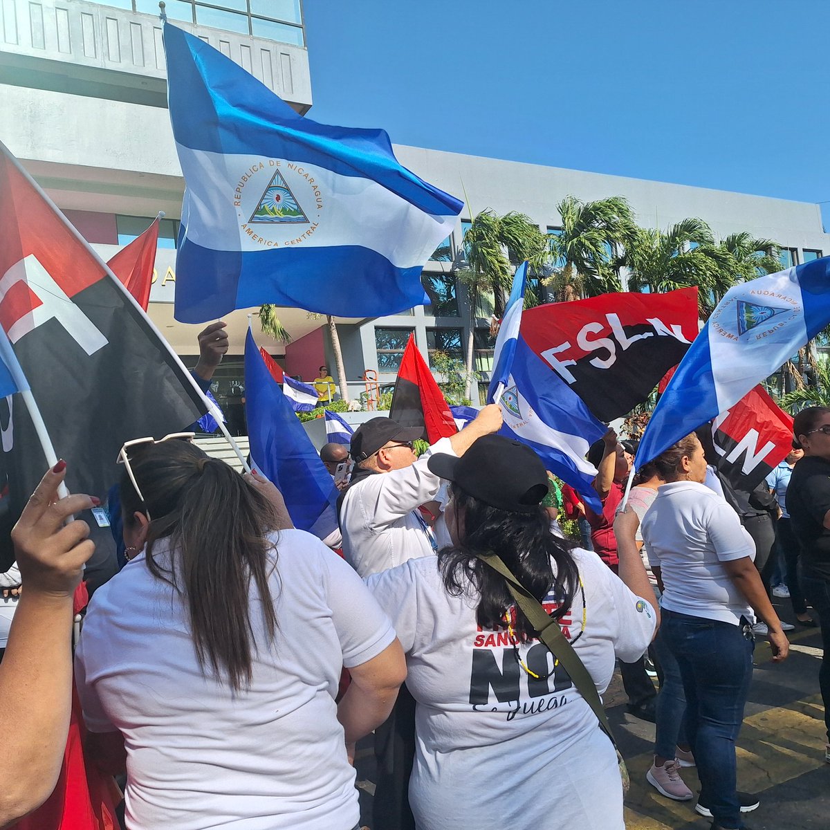 Hoy día de la Paz nucaraguense, el pueblo hizo la bandera azul y blanco y canta el himno, por nuestra dignidad. #SomosVictoriasVerdaderas #PLOMO19