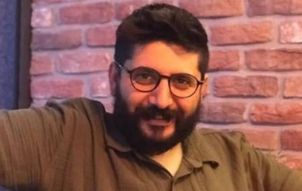 hilalnesin's tweet photo. Ses verin! Hukuksuz şekilde tutuklanan Pir Sultan Abdal K. D. G Ş Cemevi yöneticisi Eren Odabaş kanser hastası. Tedavi olması gerekiyor elinde Tedavi alması hayatidir” raporuna rağmen tahliye ediliyor. 15 m² havasız bir ortamda hayatta kalma mücadelesi veriyor.  #ErenOdabaş https://t.co/ERCE4GI1mW