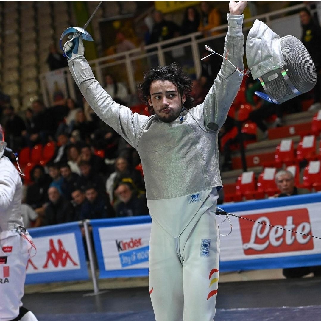 🤺#Esgrima Mundial Junior Riyadh 🇸🇦

Sable ♂️

🥉Bronceeee para Santi Madrigal, primera medalla para España 🇪🇸 en el Mundial.

Santi Madrigal pierde 6-14 🆚 Covaliu 🇷🇴 en un duelo que siempre ha ido a la contra.

💪 Gran resultado para coger confianza de cara al Preolímpico