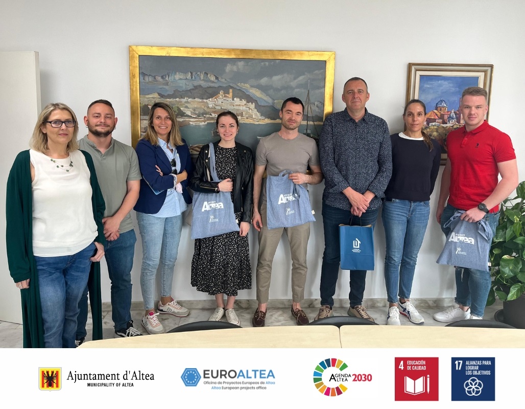 [VAL] 🇪🇺 Una delegació de professors de Letònia visita l’IES Altaia per fer un intercanvi de bones pràctiques [CAS] 🇪🇺 Una delegación de profesores de Letonia visita el IES Altaia para realizar un intercambio de buenas prácticas #altea +Info alteadigital.es/ca/2024/04/18/…