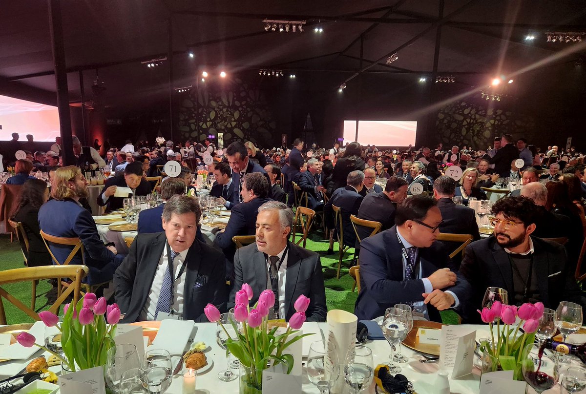 alfredocornejo's tweet image. Durante nuestra visita a Santiago de Chile, asistimos a la cena por el 40º aniversario del Centro de Estudios del Cobre y la Minería, que se realiza dentro de las actividades de la #CescoWeek, un importante evento de la industria del cobre a nivel global, programado hasta el 19