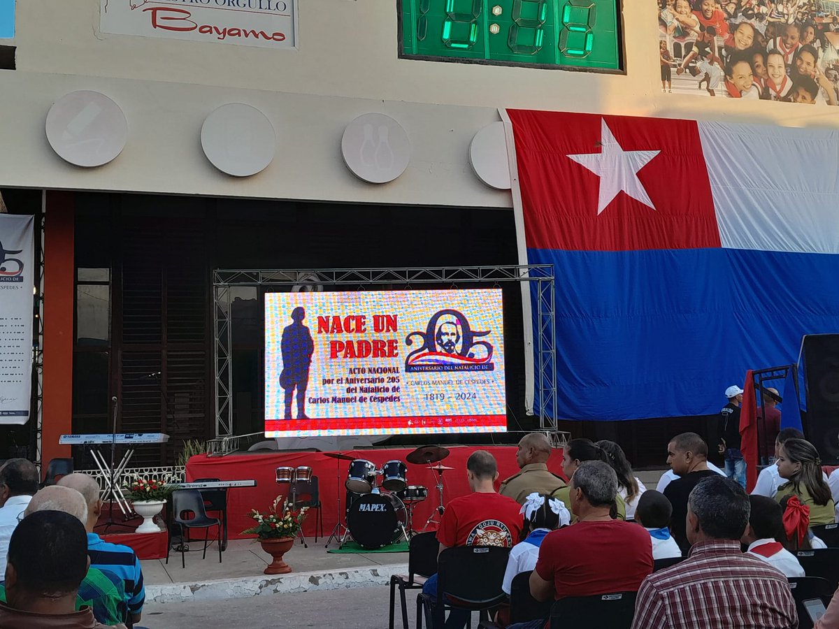 Con  la presencia de Salvador Mesa, Vicepresidente de la República,  tuvo lugar en #Bayamo el acto en conmemoración por los 205 Aniversario del  Natalicio del Padre de la Patria #CarlosManueldeCéspedes.
#Cuba