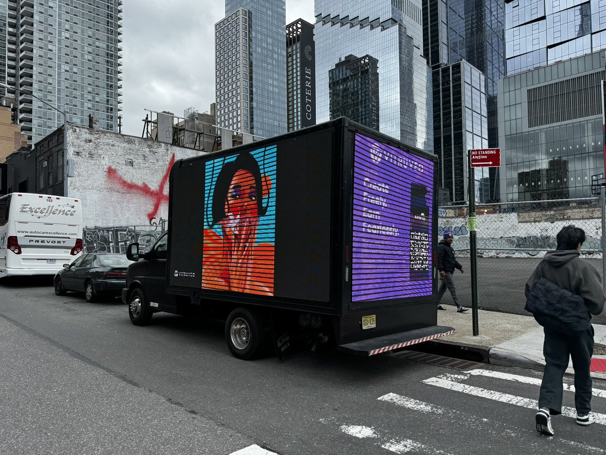 This is how we roll. Throwback to when we had our @vitruveochain artists featured around New York during #NFTYC2024 Thanks for the pics @FerCaggianoArt!