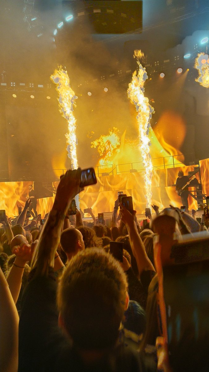MunasKylee's tweet photo. What a night!! 🤟#BMTH https://t.co/IJs3G4WqRN