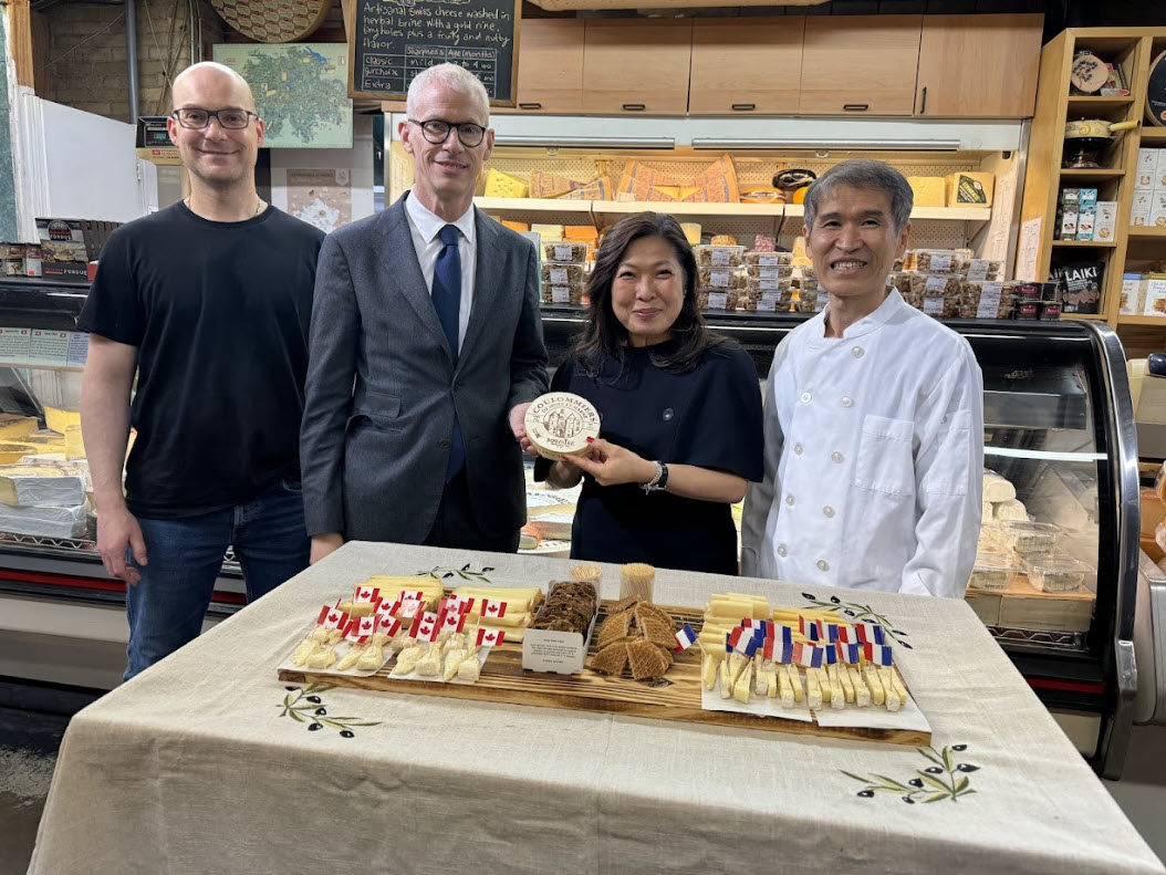 Minister Ng and France’s Minister @franckriester had a lovely visit to the @StLawrenceMkt today. Both ministers reaffirmed the value of #CETA in bringing clear benefits to, and key opportunities for, both #Canada and #France. 🇨🇦🤝🇫🇷 Read more: ow.ly/y49250RiYA6 #CanadaEU