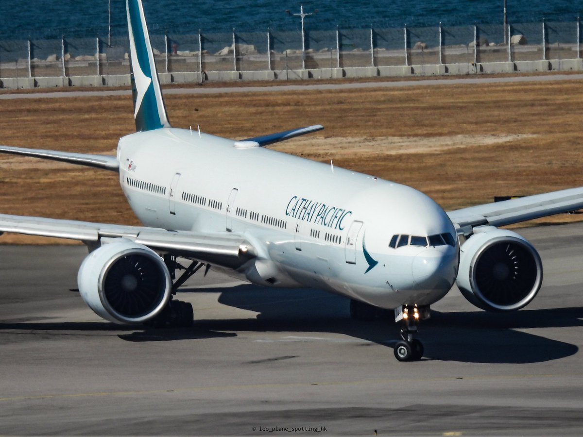 Cathay Pacific 🇭🇰
國泰航空

Aircraft type:
Boeing 777-367(ER) 

Registration:
B-KQJ

Status:
Taxiing on taxiway Juliet for runway 07R departure 

#cathaypacific #cathay #cathaypacificairways #boeing777300er #boeing777 #boeing #國泰航空 #國泰
