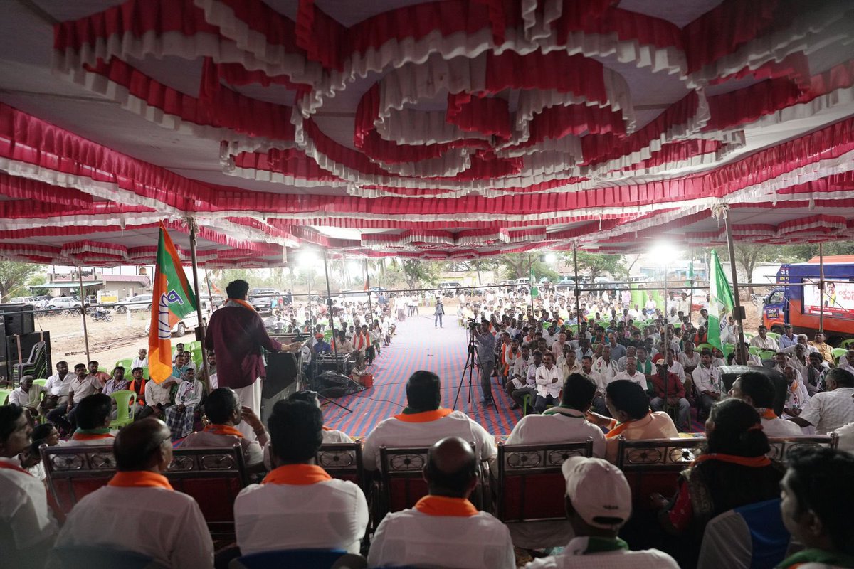 ಕಡೂರು ಕ್ಷೇತ್ರದ 9ನೇ ಮೈಲಿಗಲ್ಲಿನಲ್ಲಿ  ನಡೆದ ಚುನಾವಣಾ ಪ್ರಚಾರ ಸಭೆಯಲ್ಲಿ ಭಾಗವಹಿಸಿದೆ. 
 
ಕಡೂರು ಕ್ಷೇತ್ರದ ಜನಪ್ರಿಯ ಮಾಜಿ ಶಾಸಕರಾದ ಶ್ರೀ ಬೆಳ್ಳಿ ಪ್ರಕಾಶ್ ರವರು, ವೈ.ಎಸ್.ವಿ. ದತ್ತಣ್ಣ ನವರು ಸೇರಿದಂತೆ ಜೆಡಿಎಸ್-ಬಿಜೆಪಿ ಮೈತ್ರಿ ಪಕ್ಷಗಳ ಮುಖಂಡರು ಹಾಗೂ ಕಾರ್ಯಕರ್ತರು ಉಪಸ್ಥಿತರಿದ್ದರು.
#JDS #BJP #LokSabhaElection #Hassan