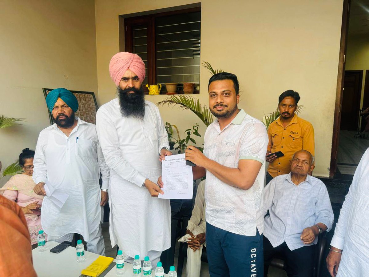lmbunion_punjab's tweet photo. ਅੱਜ ਲੈਂਡ ਮਾਰਟਗੇਜ਼ ਬੈਂਕ ਕਰਮਚਾਰੀ ਯੂਨੀਅਨ ਦਾ ਮੰਗ ਪੱਤਰ ਸ. ਓਂਕਾਰ ਸਿੰਘ, OSD to @BhagwantMann, CM Punjab ਜੀ ਨੂੰ ਦਿੱਤਾ ਗਿਆ ਅਤੇ ਉਹਨਾਂ ਨੂੰ ਮੁਲਾਜਮਾਂ ਦੀਆਂ ਮੰਗਾਂ ਸਬੰਧੀ ਜਾਣੂੰ ਕਰਵਾਇਆ ਗਿਆ। ਉਹਨਾਂ ਵੱਲੋਂ ਇਸ ਪੱਤਰ ਦੀ ਕਾਪੀ ਖਜਾਨਾ ਮੰਤਰੀ @HarpalCheemaMLA ਜੀ ਨੂੰ ਵੀ ਭੇਜੀ ਗਈ।  @AAPPunjab https://t.co/7ubBSRrT3W