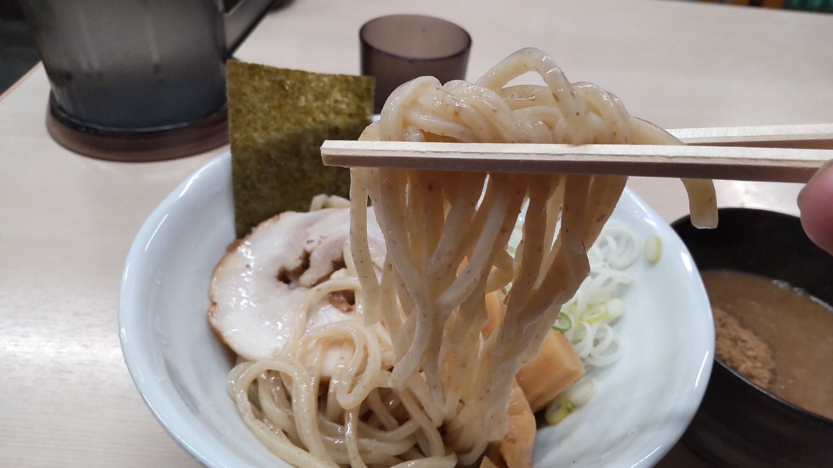 東京山側では奥から数えて数軒目のラーメン屋さんの「麺処ひみつ屋」さんの濃厚魚介つけめん。スープが美味しかったぁ
