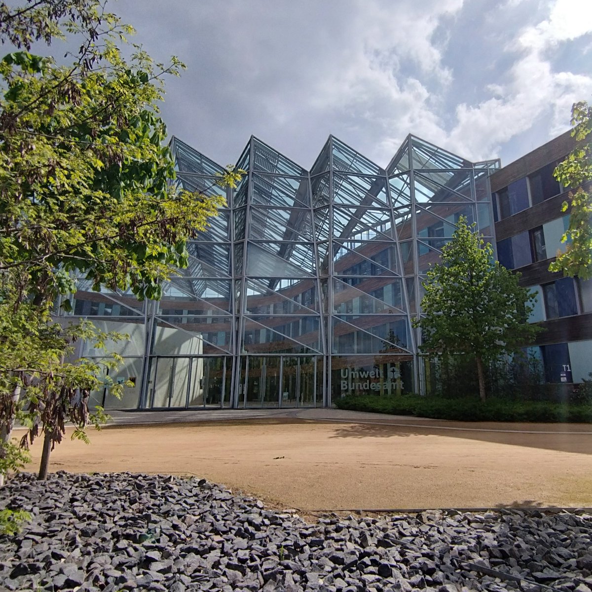 Zu Gast beim @Umweltbundesamt in Dessau: 
Fachtagung 'Bodenindikatoren im Kontext zur Klimaanpassung und zum Bodenschutz'. Perfekt ist, dass wir bei den #Waldboden-Indikatoren schon auf 30 Jahre Inventur & Monitoringerfahrung bauen können!
👉 #Bodenzustandserhebung #BZE3 #BdJ2024