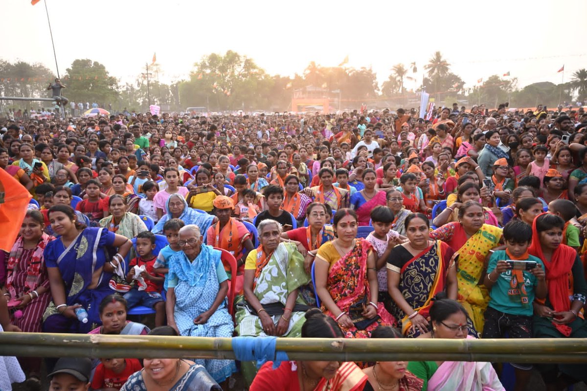 #Election campaign in #Darjeeling_Parliamentary_Constituency gearing up day by day as voting date closing nearer.
Today, BJP Candidate addressed a public meeting at Mirik. There after joind a big rally at Phansideva with legendary film star Mithun Chakraborty.  

@airnewsalerts