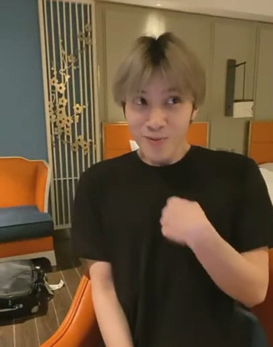 deryuuh's tweet photo. all-time favorite hendery meme https://t.co/3z5vgfl0gQ
