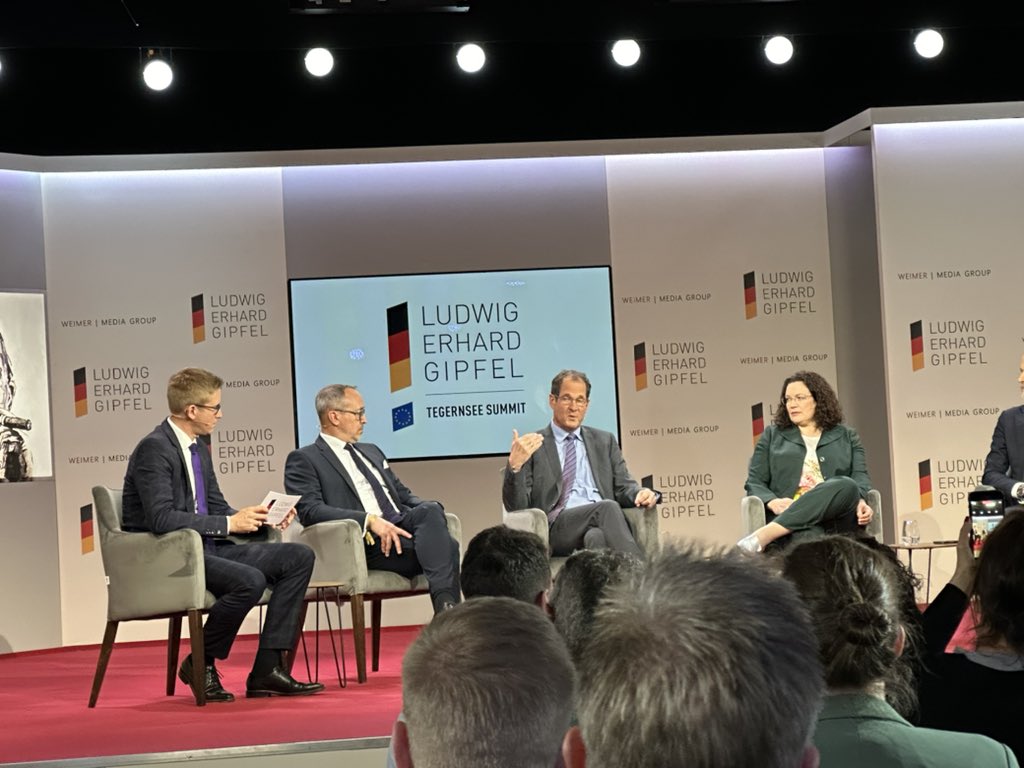 „2,9 Mio Menschen unter 34 haben keine Ausbildung - das sind 19%. Schlecht für diese Menschen, aber auch ein Verlust für die Gesellschaft“ Georg Falterbaum von <a href="/soskinderdorf/">SOS-Kinderdörfer weltweit</a> auf dem <a href="/LEGipfel/">Ludwig-Erhard-Gipfel</a> . Diskussion auch um „Was wird #KI übernehmen?“