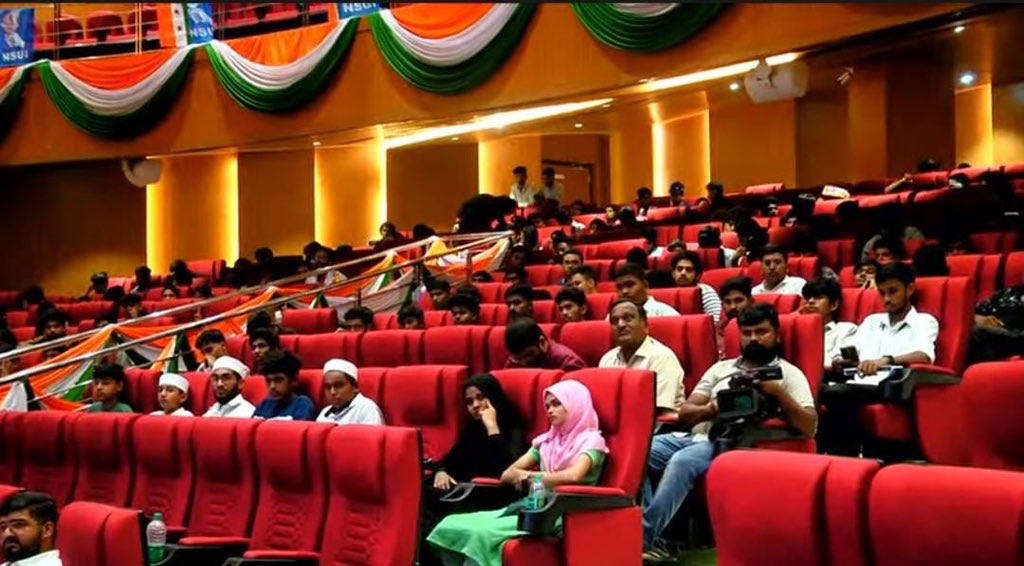 NSUI under the leadership of Incharge Shri @kanhaiyakumar and President Shri @varunchoudhary2 organised Chhatra Panchayat in Karnataka. The event 𝐒𝐚𝐦𝐯𝐚𝐝 𝐬𝐞 𝐒𝐚𝐦𝐚𝐝𝐡𝐚𝐧 was presided over by IYC President Shri @srinivasiyc, Rajya Sabha MP Shri @GCC_MP, NSUI Karnataka…