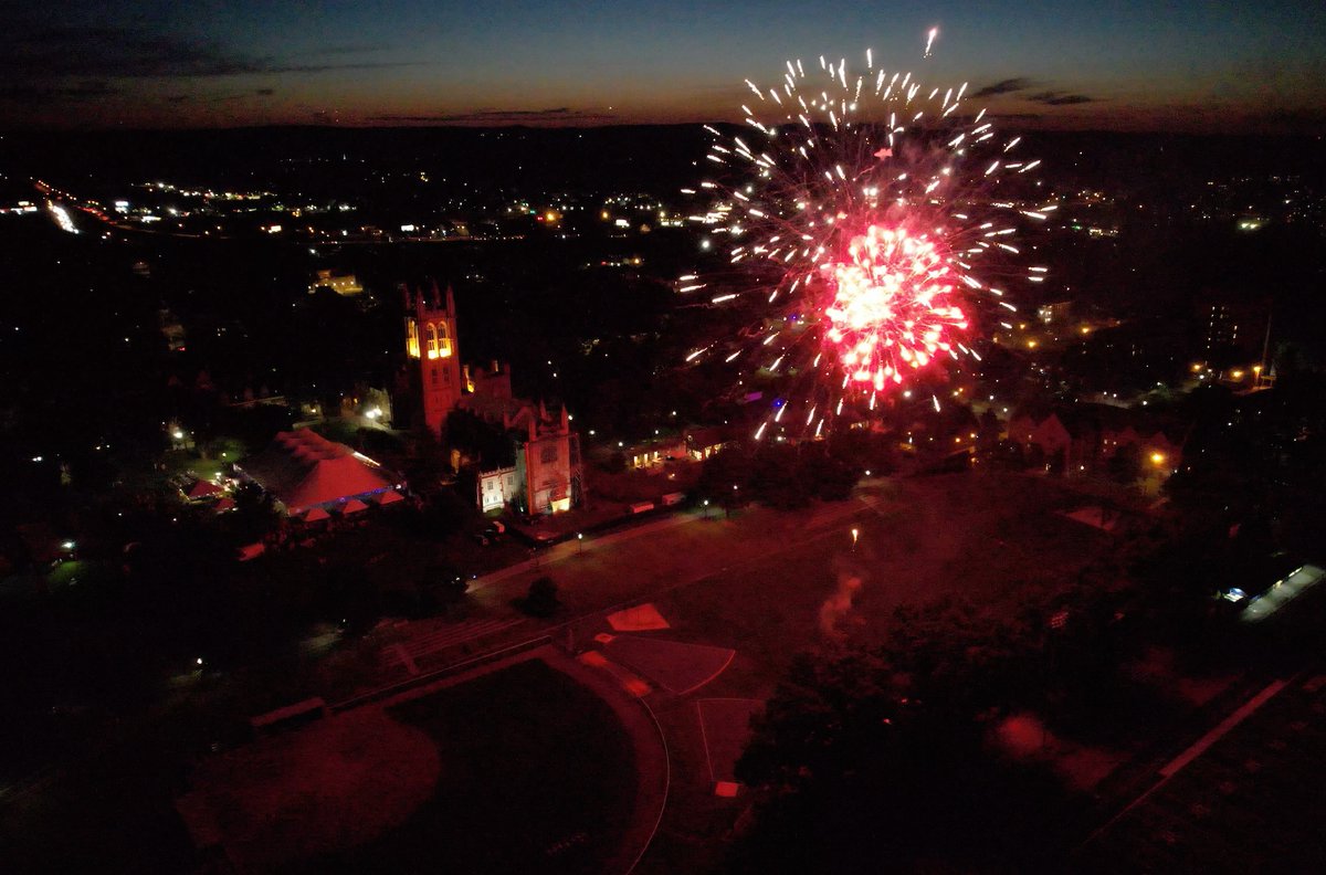 Bantams, join us to complete our yearlong Bicentennial celebration and honor our 200-year partnership with the City of Hartford at the Bicentennial Gala on May 11 at the Connecticut Convention Center. For more details and to purchase tickets, visit: trincoll.link/BicentennialGa… 💙💛