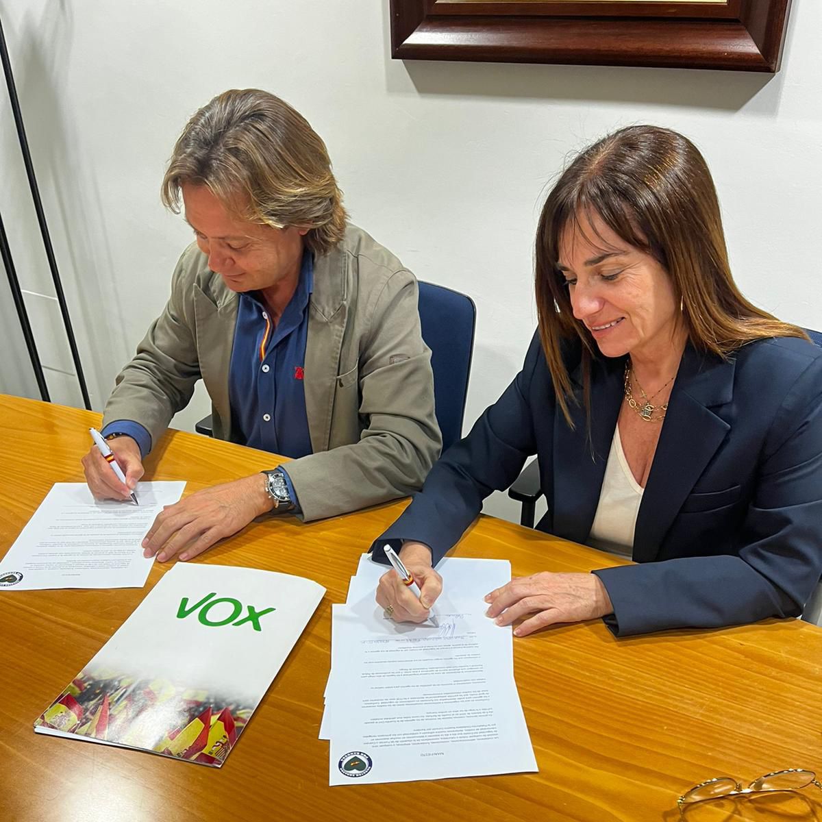 ManuelaSesIlles's tweet photo. 👮🏻😡 Consideramos impresentable el hecho de tener a agentes con falta de medios, con plantillas insuficientes y que no sean considerados Profesión de Riesgo.

📝 Por ello y más, junto al diputado nacional @jorgecamposasensi hemos firmado este manifiesto de @corazonbandera 💚💙 https://t.co/MTEbON2ujG
