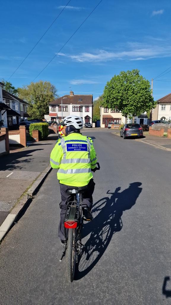 Hylands SNT on cycle patrol with @MPSElmpark in Gordon Avenue into Grenfell Park Pcso 7125 EA and Pcso 7012 EA @essex_crime @LBofHavering @LocalCrimeBeats @MPSHavering #TeamworkMakesTheDreamWork