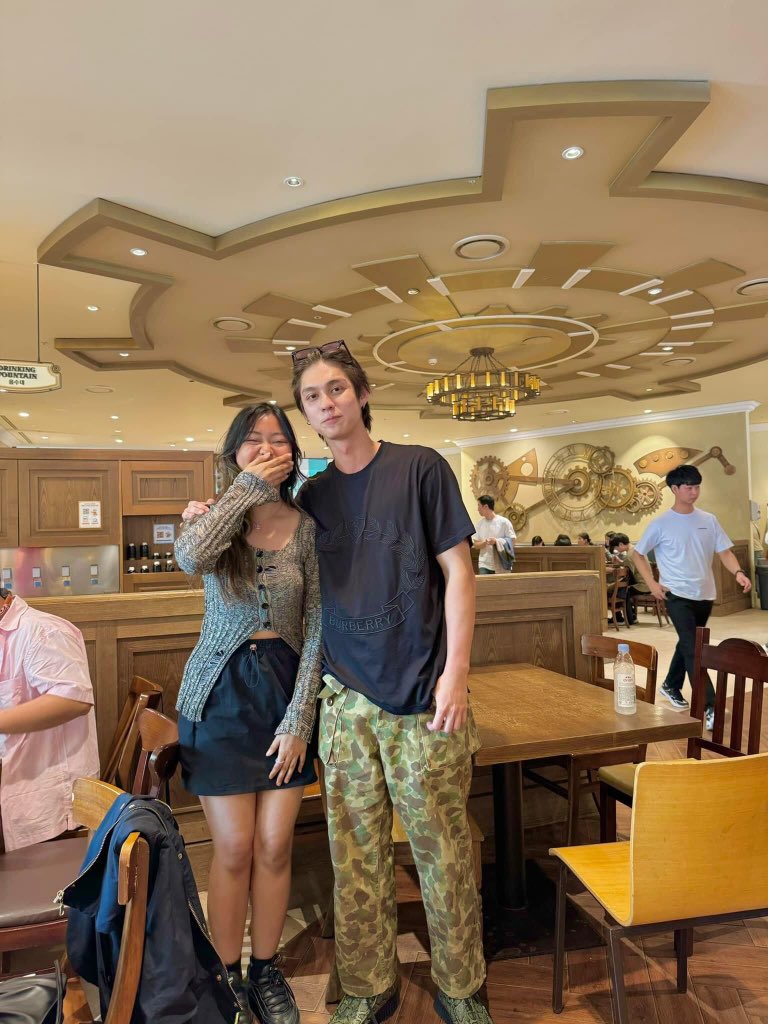 Hninsiphyulay's tweet photo. So lucky fan 😍 She meet him at lunch time in Korea 😘🤍
#bbrightvc https://t.co/RzlwJY6991