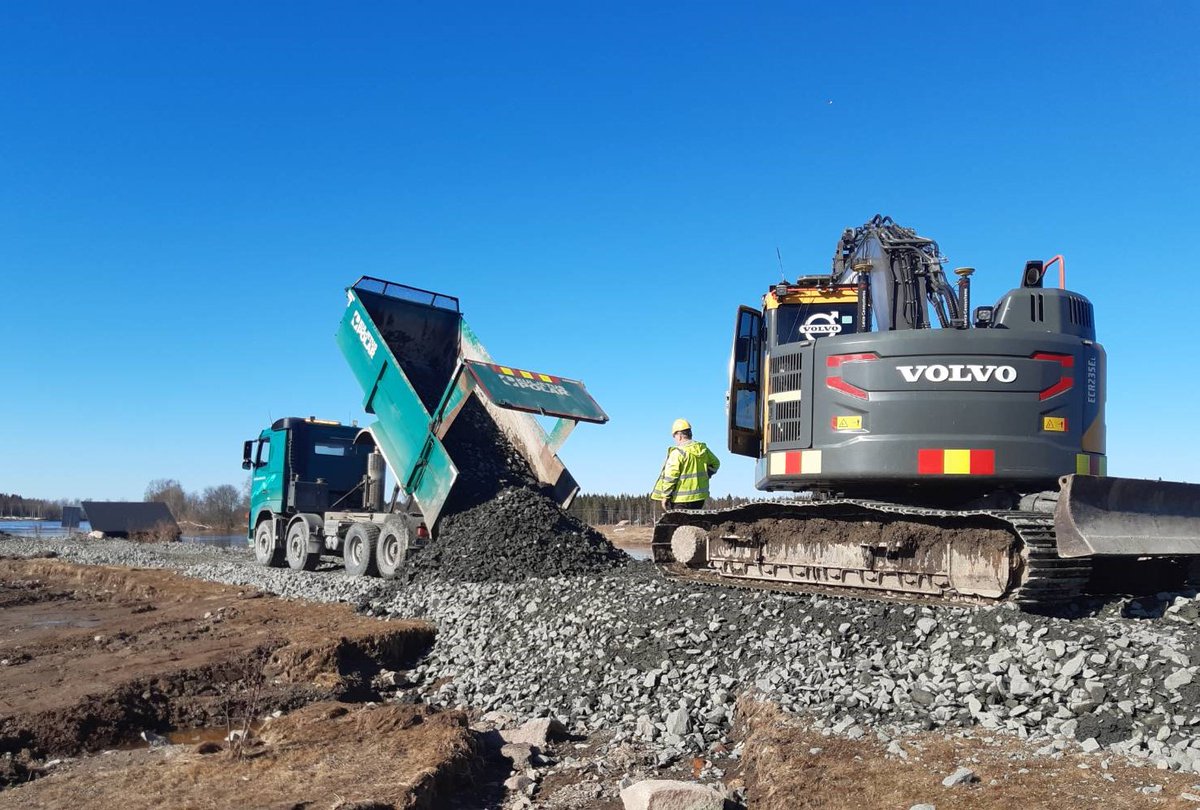 Valtion byrokratiaa?
- viikonvaihteessa <a href="/YKaupunki/">Ylivieskan kaupunki</a> Kalajoen tulvapenkereet murtui
- <a href="/POPELYkeskus/">PohjoisPohjanmaanELY</a> kartoitti vauriot, suunnitteli korjaukset, piti katselmuksen ja pyysi korjaustarjouksen
- <a href="/mmm_fi/">MMM</a> myönsi hätärahoituksen ennen vesitulvan tuloa
- työt käynnissä tänään aamusta alkaen