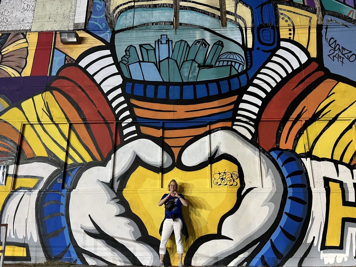 SCEMenierArt's tweet photo. Lots of amazing art here in Houston! I even got to hold moon man in my handπ!! #visualartedmatters #localart https://t.co/bgZQzK70vO