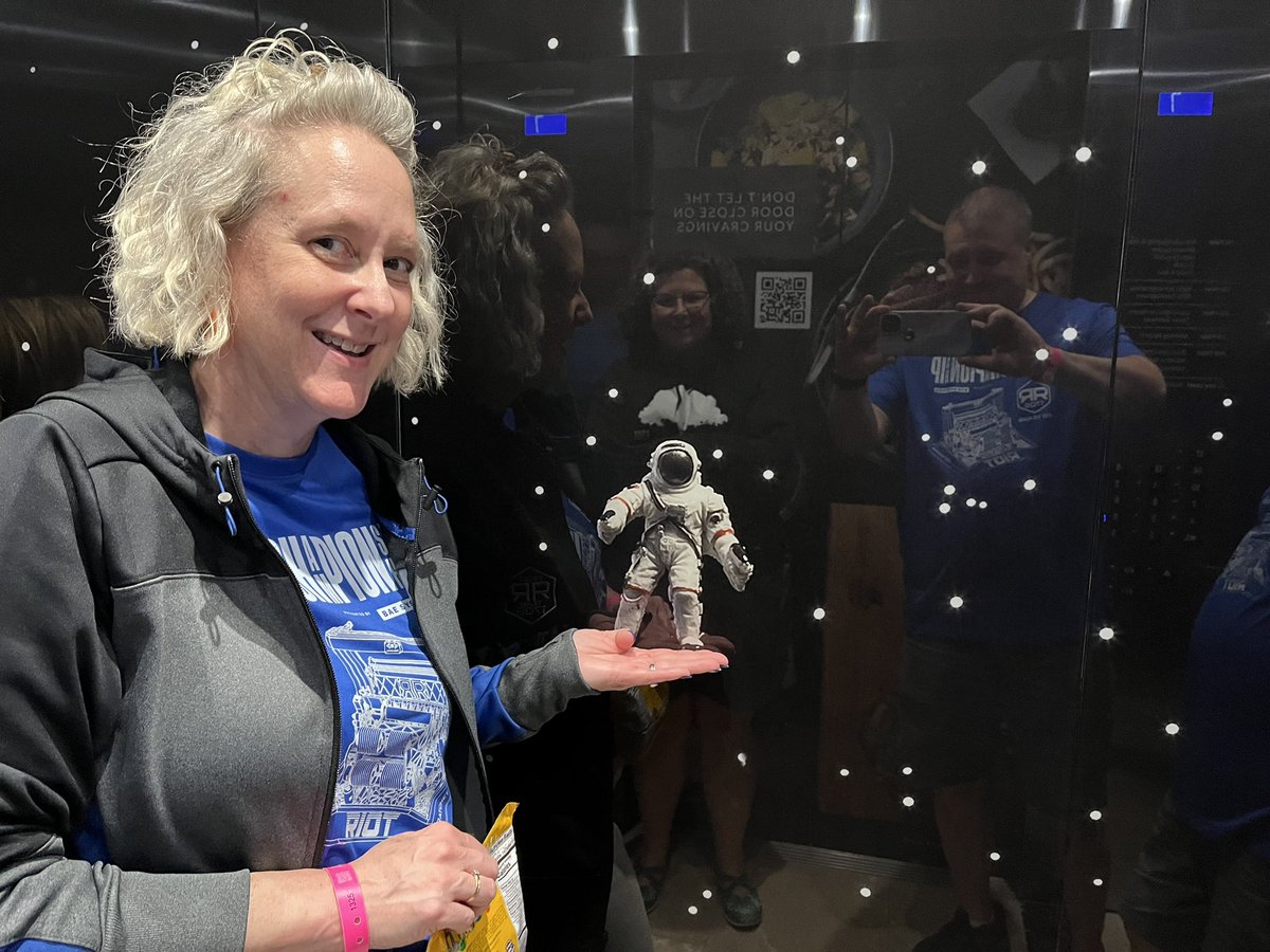 SCEMenierArt's tweet photo. Lots of amazing art here in Houston! I even got to hold moon man in my handπ!! #visualartedmatters #localart https://t.co/bgZQzK70vO