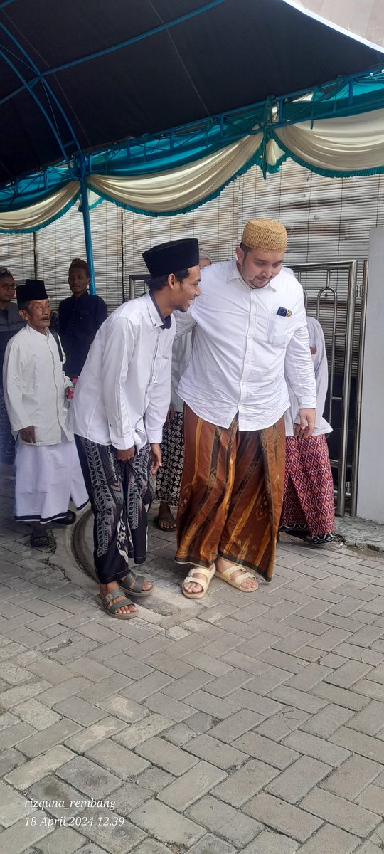 encet_ab's tweet photo. Pak Mad, begitu panggilan KH. Ahmad Kafa Bihi waktu menjadi mustahiq saya di MHM Lirboyo
"Basith yo"
"Njih, Pak"
"Wis nikah, sit?
"Sampun, Pak. Sampun gadah putri setunggal"
"Umur piro?"
"11 bulan, Pak. Pangestunipun"
"Ohyo, mugi sehat berkah keluargane"
"Amiin. Maturnuwun, Pak". https://t.co/Zz9uX0BrZg