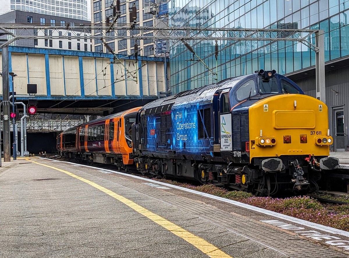 Let the tractors roar 😈

37611 growls through Birmingham New Street with 730012 headed to Old Dalby for modification I believe 📸

#DOTS #railwayphotography #trainphotography #class37 #tractor #class730 #aventra