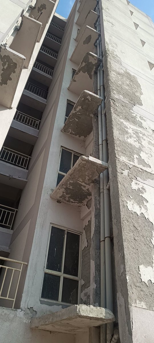 KoyalEnclave's tweet photo. @dm_ghaziabad @gdagzb @CommissionerMe3 @myyogiadityanth @BJP4India @atul_vats3 @UPGovt @ChiefSecyUP Koyal enclave K-11 @gdagzb 
द्वारा निर्मित छज्जे गिर रहे हैं, पिलर में दरार आ गई है, चारदीवारी की रेलिंग जंग खा रही है, निवासी डरे हुए हैं अधिकारी भ्रष्टाचार में मस्त हैं 
@atul_vats3 @UPGovt @sunilsharma_bjp @ChiefSecyUP @CommissionerMe3 @AmarUjalaNews https://t.co/xlooANBzLG