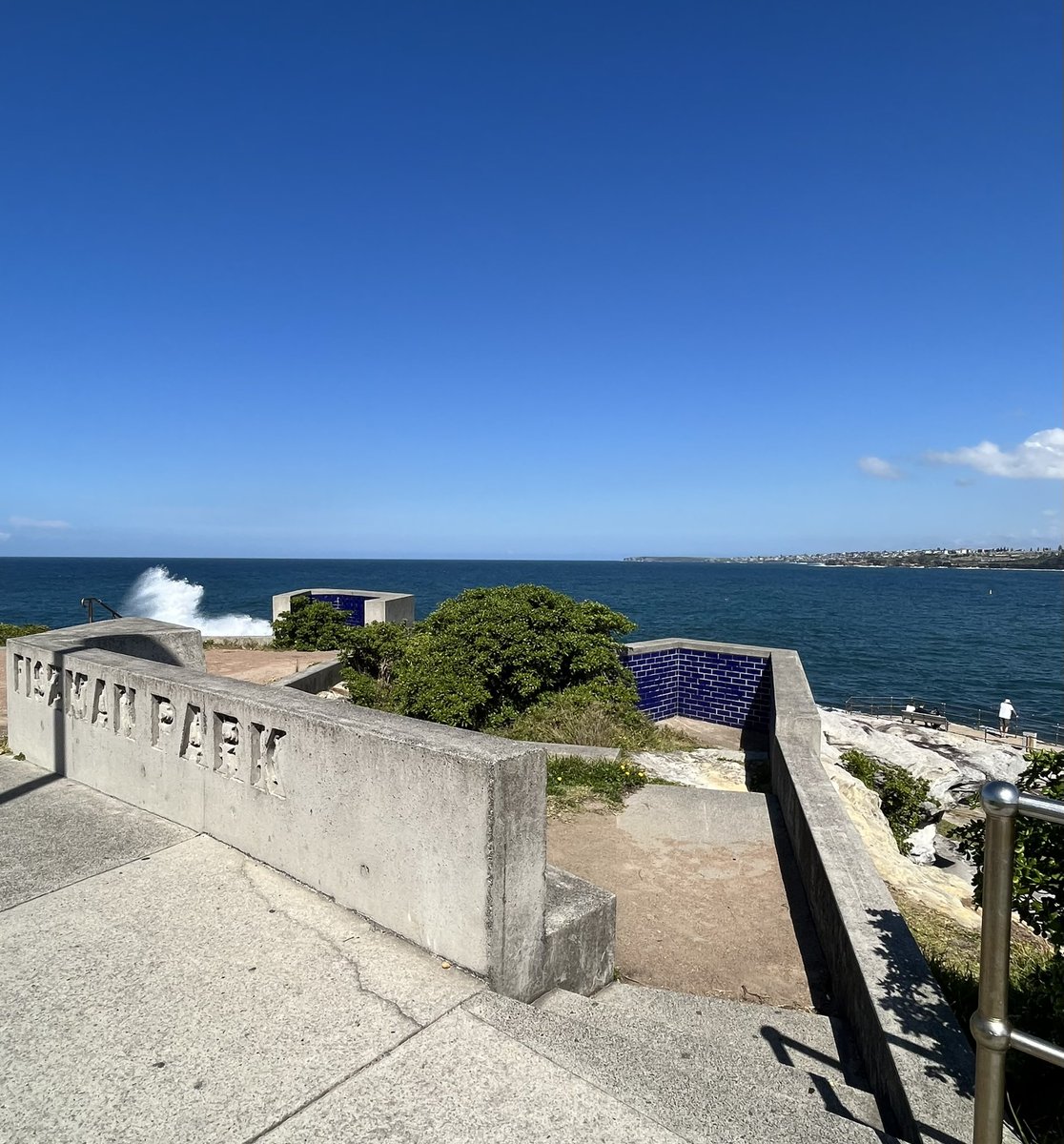 Vantage point;
#samfiszmanreserve on the tip of North Bondi headland - such a great prospect over the bay, the cliffs, the blue horizon.
Designed by #360degrees landscape & #mcgregorwestlake for @WaverleyCouncil
@PeterMcGSyd 
Sublime #publicsydney