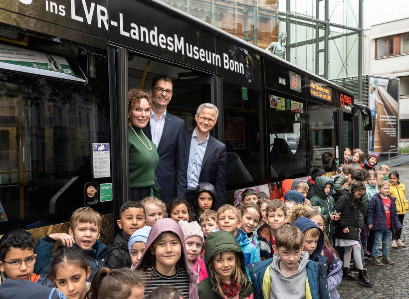 Mit dem Museumsbus Geschichte und Kultur erfahren So sieht er aus – der neue LVR-Bus 😍Nach einem Jahr Pause präsentiert er sich im frischen Look. Hier erfahrt ihr mehr über die #Bildungspatenschaft 👉t1p.de/m2pwr #Lehrkräfte #Schulkinder ©@lvrlandesmuseum, L. Kornblum