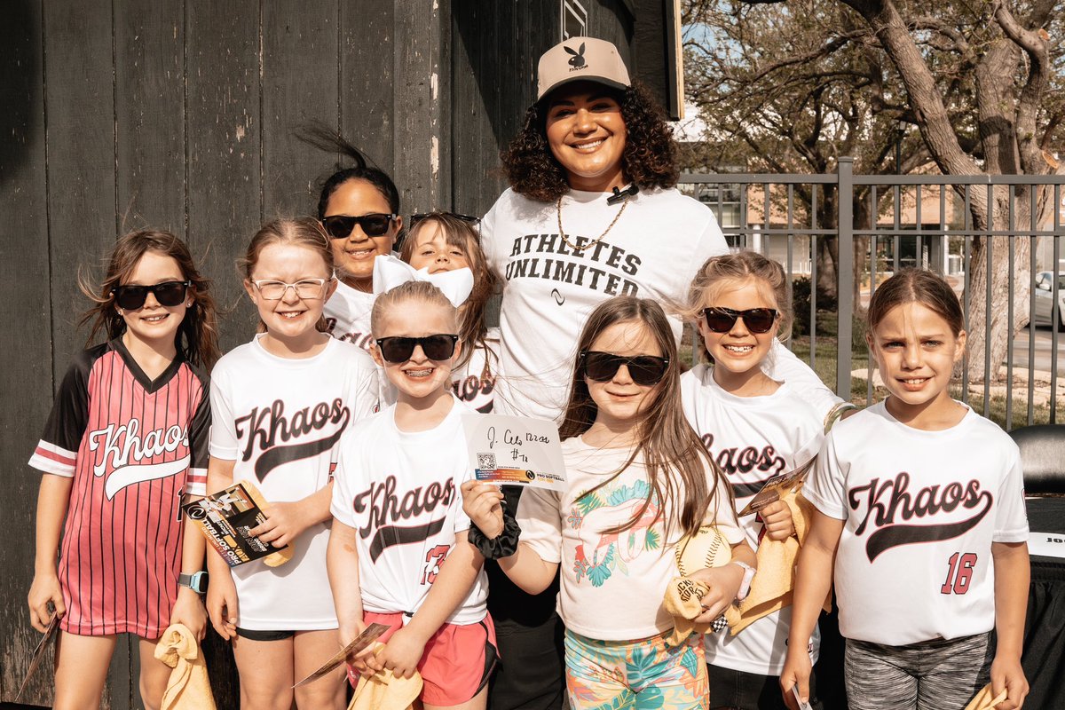 thank you to all the fans for stopping by the autograph booth 💛 #AUX x @GoShockersSB