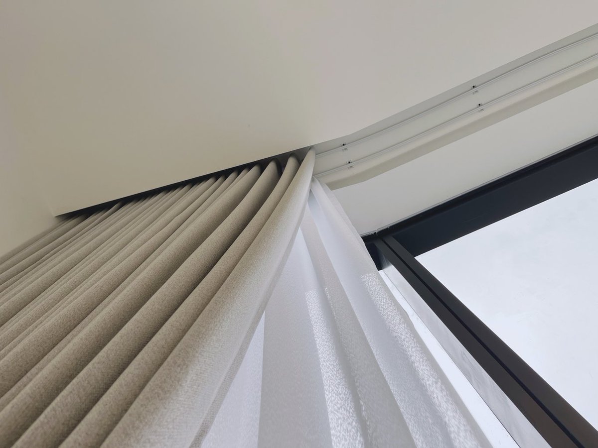 mrcurtainmy's tweet image. Transform your living room with our expert tips for solving a ceiling box with a curve shape: 1️⃣ High-quality flexi curtain track 2️⃣ Ripple fold blackout curtains 3️⃣ Double pleat sheer curtains. Achieve elegance and functionality effortlessly! 🌟 #CurtainTips #HomeDecor
