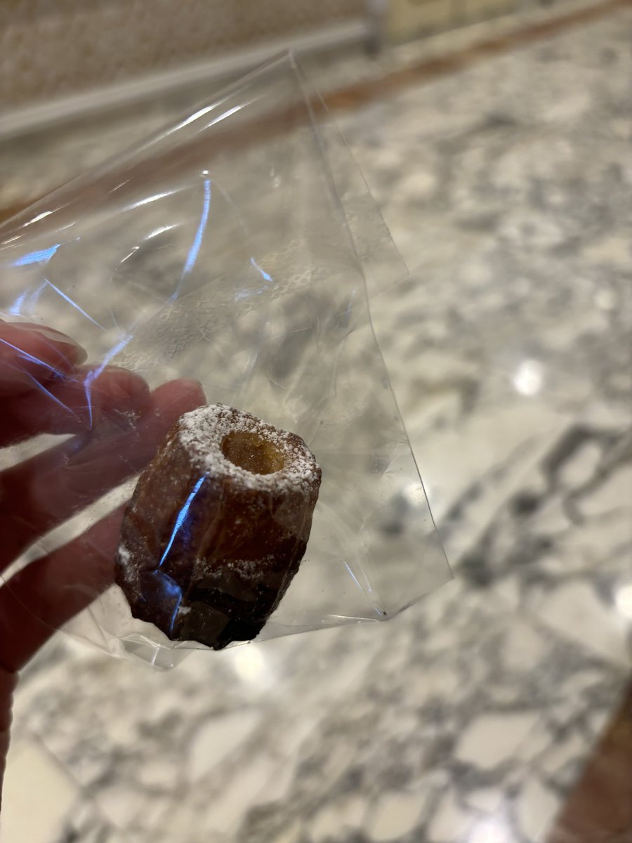 mayuleoo's tweet photo. ドキンちゃんにもらったカヌレ🥹❤️
えねねんが食べてたお店のものみたい🥹✨
本当に優しい😭✨
今日はだれもいないと思ってたから、まさかのドキンちゃんに会えて嬉しすぎました😭✨ https://t.co/aeKKLcVWHo