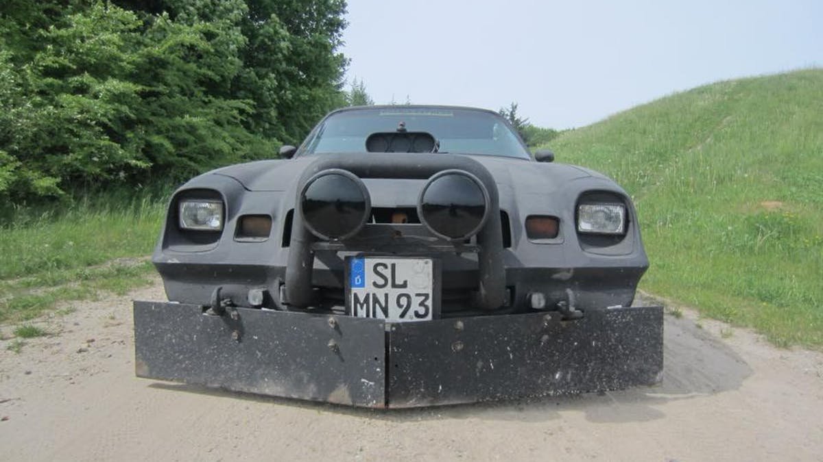 MelvinZed's tweet photo. L'incroyable histoire d'Helge Meyer et de la "War Camaro"... Une histoire à la "Mad Max" se déroulant durant la guerre de Yougoslavie durant les années 90...
Un long thread : https://t.co/IN49NtnE0V