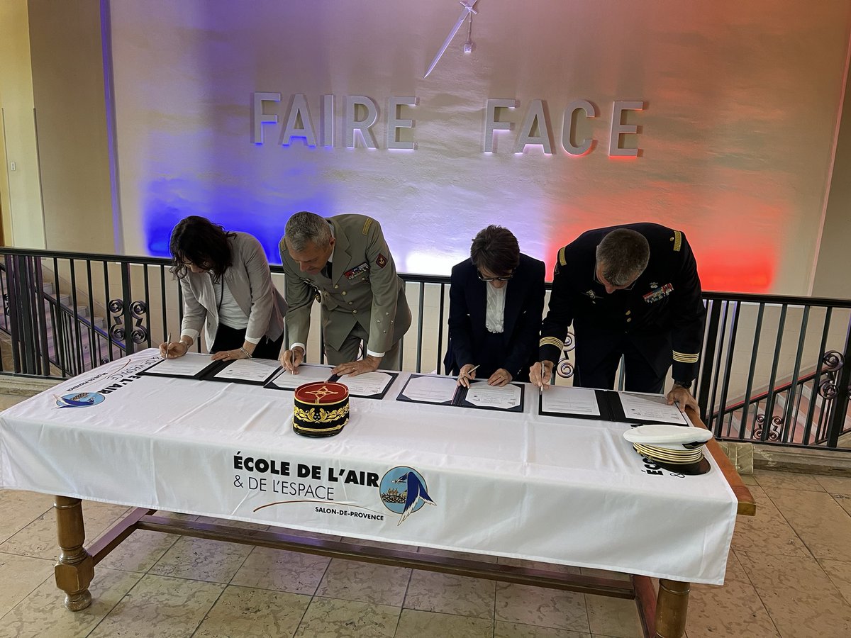 sophie_sarraute's tweet photo. [#Signature de la convention de la classe de défense du collège Caroline Aigle] 
🇫🇷Avec le Gouverneur militaire  Laval,le Colonel Locqueville  et Mme la Principale,pour partager un projet commun,des valeurs autour de l’engagement des élèves. 
➡️Pour l’ambition de notre jeunesse https://t.co/fXcDXfOUZW