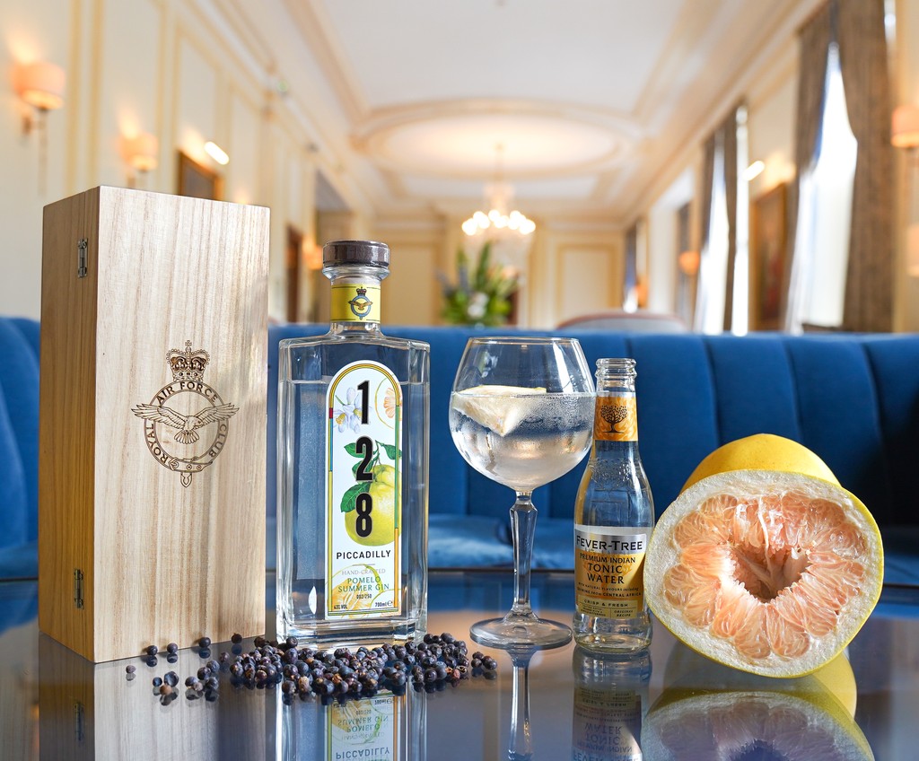 Just landed... Our New 128 Piccadilly 'Pomelo Summer Gin' 🍸 Available in the Cowdray Lounge or our in Club Shop linked below, drink with a premium mixer, garnished with a slice of pomelo or pink grapefruit and a sprig of fresh mint, or neat over ice. shop.rafclub.org.uk/products/limit…